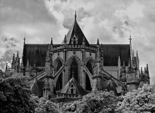 Photo historic church against cloudy sky