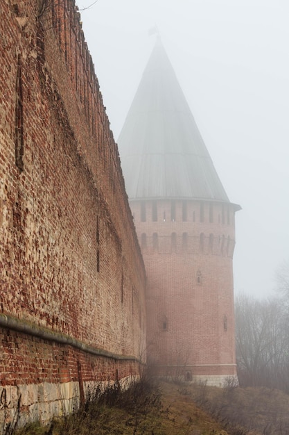 ロシア、スモレンスクの歴史的中心部。冬のスモレンスクのクレムリンの古い城壁。ぼかし