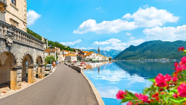 Foto città storica di perast nella baia di kotor in estate, montenegro