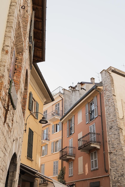 歴史的なイタリアの建築伝統的なヨーロッパの古い町の建物美的な夏休み旅行のコンセプト