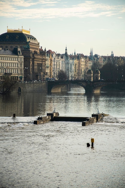 写真 ヴルタヴァ川のプラハ市の歴史的な閘門