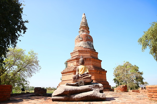 タイ、アユタヤのワットプラガーム寺院遺跡の歴史的な塔と仏像