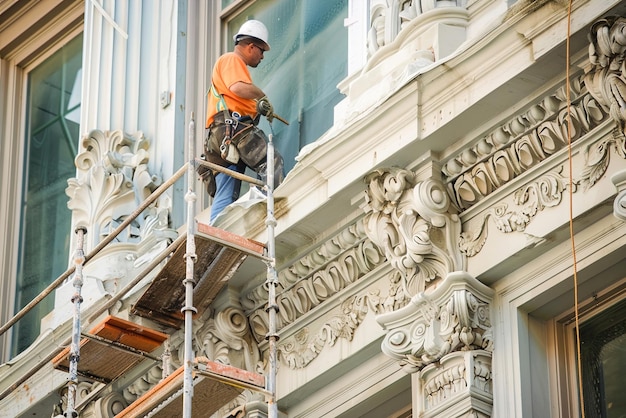 Photo historic preservation a team of restoration specialists restoring the facade of a centuriesold build