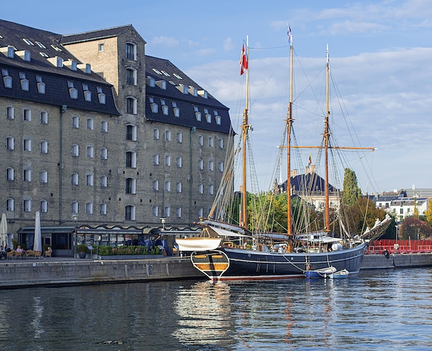 исторический парусник Мэрилин Энн пришвартовался у причала возле Адмиралтейства в центре Копенгагена