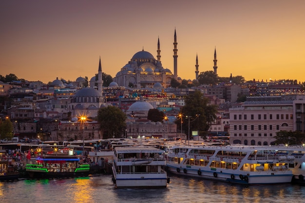 Photo historic suleymaniye mosque at dusk and the golden horn with ferries istanbul turkey