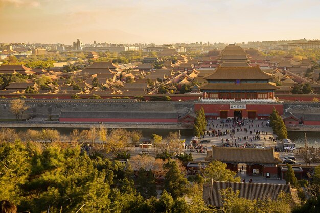 都市の空に照らされた歴史的な寺院