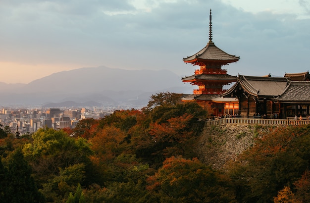 京都の丘の上の歴史的な寺院、日没時に清水寺塔