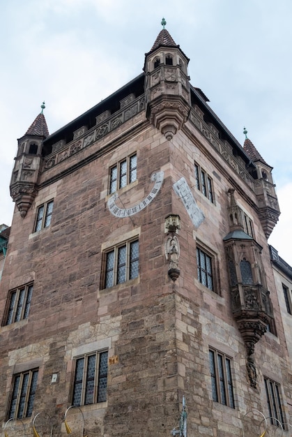 Историческая башня ресторана Nassauer Keller в Нюрнберге, Бавария, Германия, осенью