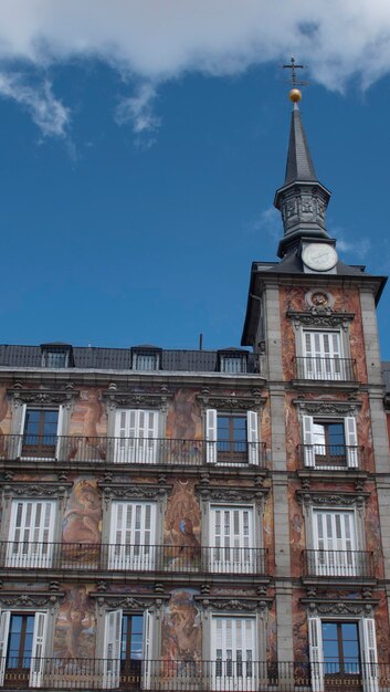 Исторические башни и фрески на главной площади Мадрида39 в Испании