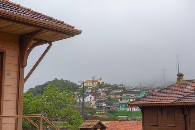 안개가 자욱한 오래된 기차역 Santo Andre Brazil 아래의 역사적인 Paranapiacaba 마을