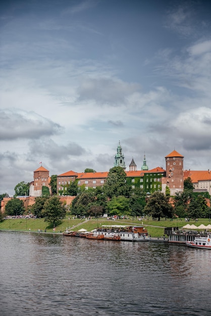 Photo historic wawel castle and vistula river in krakow