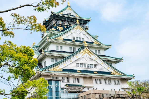 일본의 나무와 푸른 하늘이 있는 오사카 성의 역사적이고 아름다운 전망.