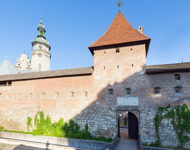 2012 년 5 월 10 일 우크라이나 리 비우시에있는 "왕실 무기고"(1642-1644)의 역사적인 건물