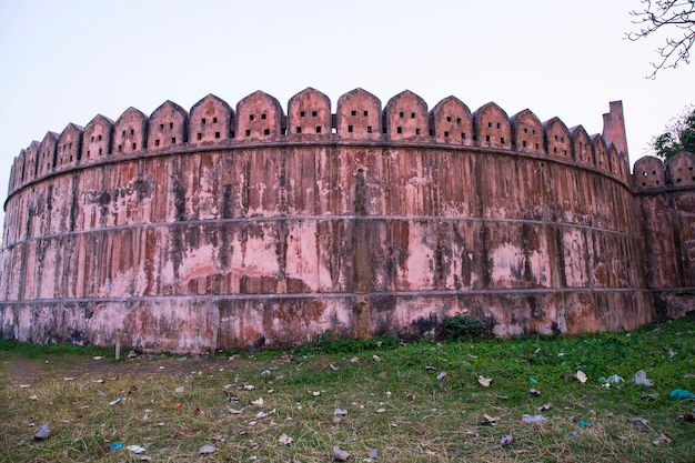 歴史的な城 Idrakpur Fort は、Munshiganj バングラデシュに位置する川の砦です。