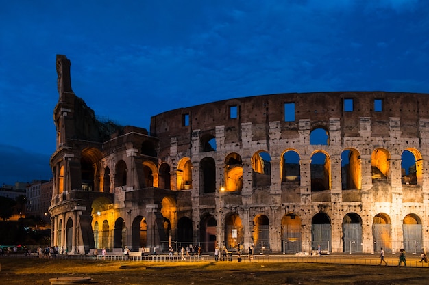 イタリア、ローマの夜の歴史的なコロッセオ