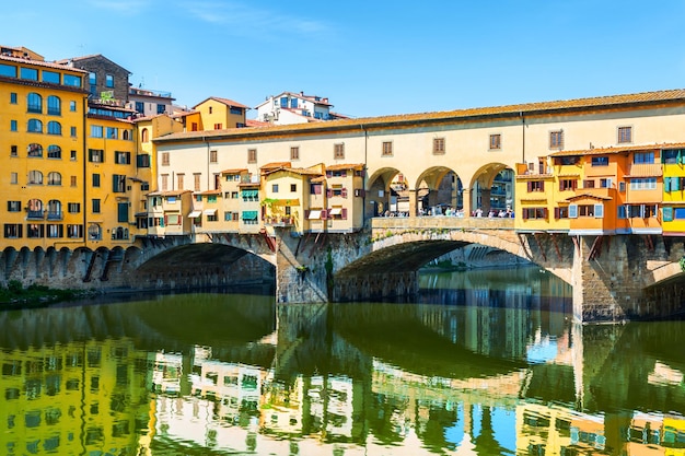 Исторический и знаменитый мост Понте Веккьо во Флоренции, Италия