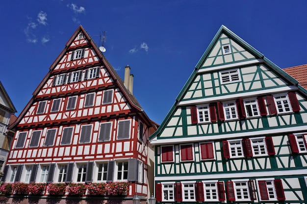 독일 Baden-Wuerttemberg, Calw, Black Forest의 시장 광장에있는 역사적인 골조 주택.