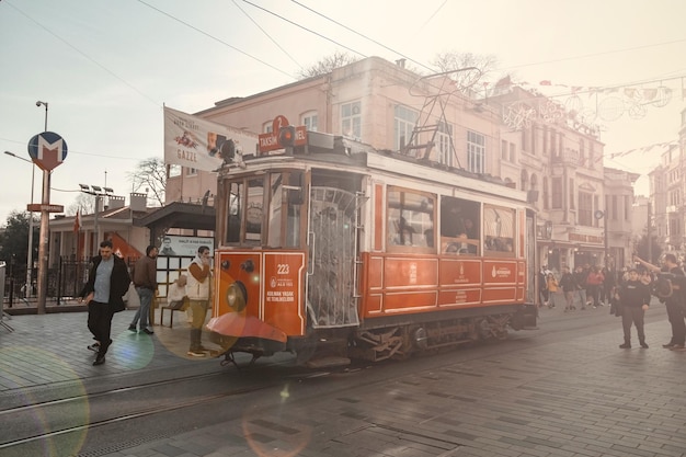 Photo historical istanbul tram on istiklal street turkey