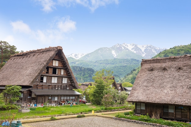 歴史的な日本の村 - 春の白川郷、日本の旅の名所