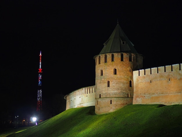 역사적 기념물 벽과 탑은 붉은 벽돌로 만들어졌습니다. 노브고로드 크렘린의 밤 사진