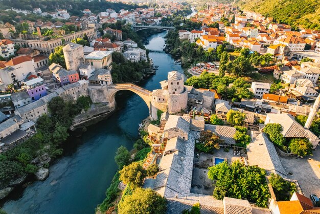 사진 역사적인 모스타르 다리 (영어: historical mostar bridge) 는 보스니아 헤르체고비나의 모스타르에 있는 스타리 모스트 (stari most) 또는 올드 브리지 (old bridge) 로도 알려져 있다.