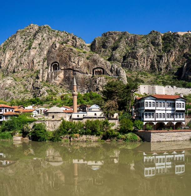 Amasya의 강가에 있는 역사적인 오스만 가옥