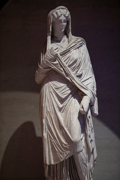 Una statua storica di epoca romana