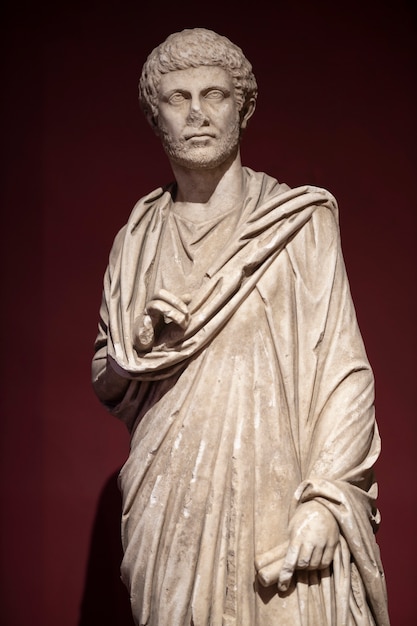 Una statua storica di epoca romana