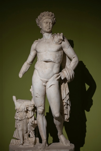 Photo a historical statue from the roman period