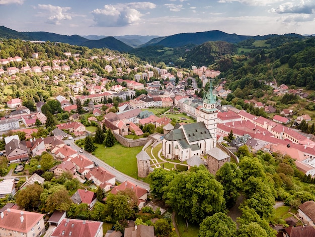 スロバキアの鉱山都市 Kremnica の歴史的な町の広場 町の城と聖キャサリン教会への展望