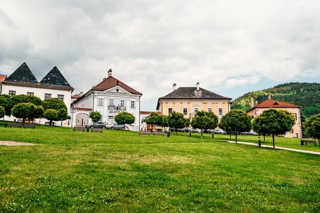 スロバキアの鉱山都市 Kremnica の歴史的な町の広場 町の城と聖キャサリン教会への展望