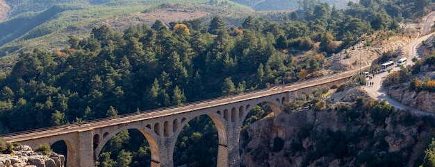 Foto storico ponte varda nella provincia di adana in turchia