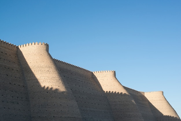 중앙 아시아 부하라에 있는 아크 요새의 역사적 성벽