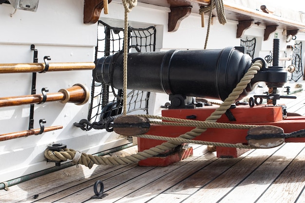 戦闘帆船の机の上に立つ歴史的な古い金属製の大砲