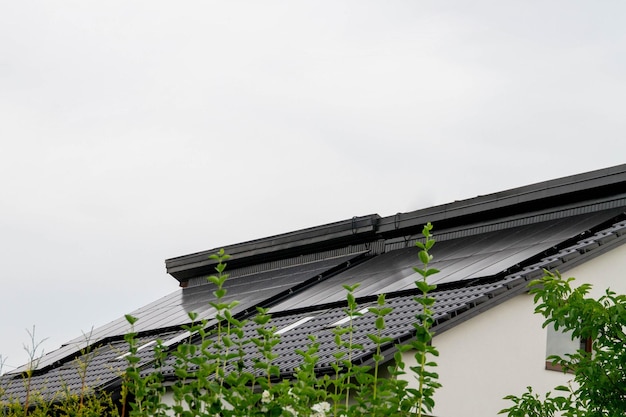 Historisch boerderijhuis met moderne zonnepanelen op dak en muur