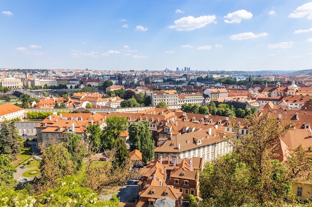 Historisch centrum van de oude binnenstad van Praag met gebouwen met rode pannendaken, Tsjechië