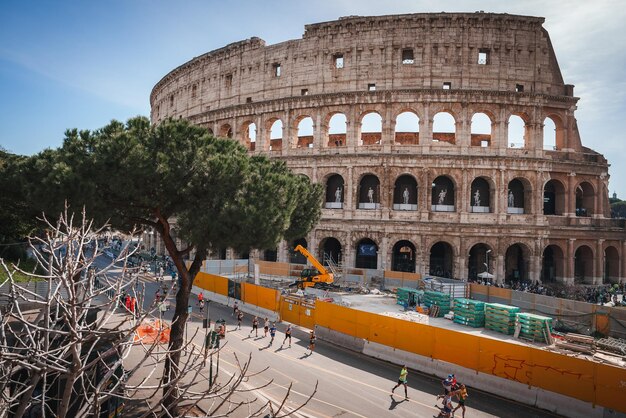 Historisch colosseum met hardlopers rome italië