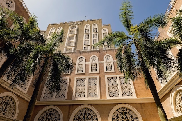 Historisch gebouw in Arabische stijl met steenhouwen en palmbomen in Putrajaya, Maleisië