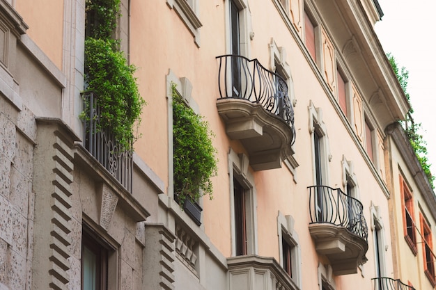Historisch gebouw met greens op balkons, Milaan, Italië