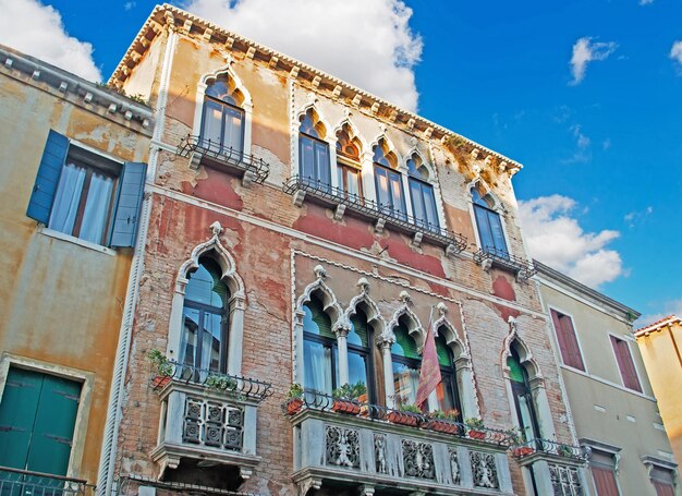 Historisch gebouw onder wolken in Venetië, Italië