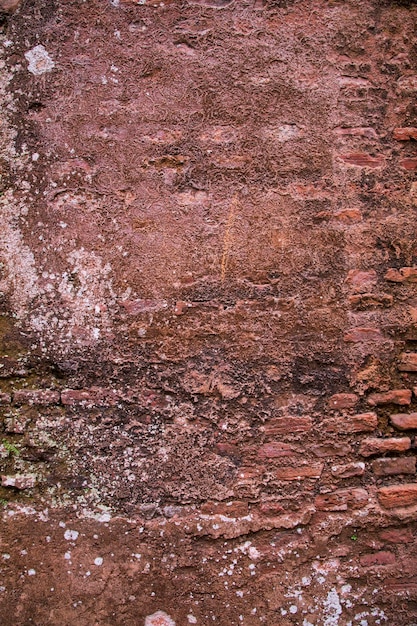 Historisch gebouw Oude muren met mos en korstmossen Oude bakstenen muur abstracte textuur Achtergrond