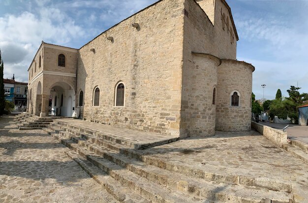 Historisch gebouw tegen de hemel in Alacati