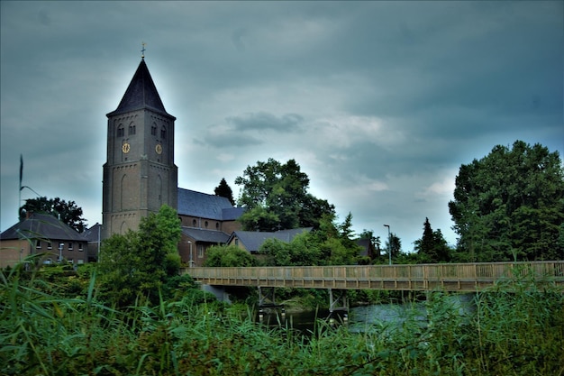 Historisch gebouw tegen de lucht