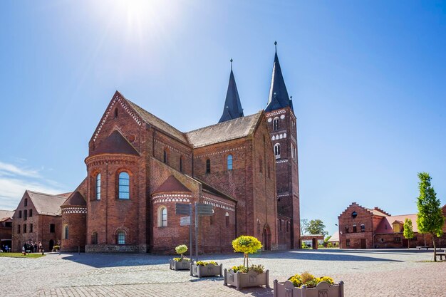 Historisch gebouw tegen een blauwe lucht tijdens een zonnige dag