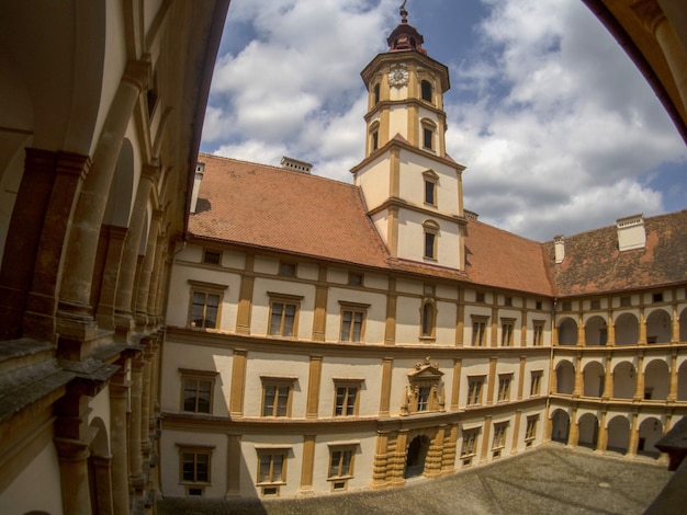 Historisch kasteel Eggenberg in Graz met uitzicht op het park