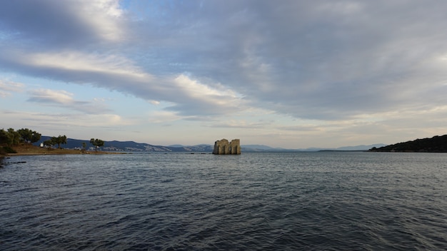 Foto historisch kasteel in de zee
