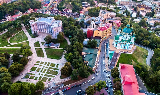 Historisch museum en st andrew kerk in kiev, oekraïne