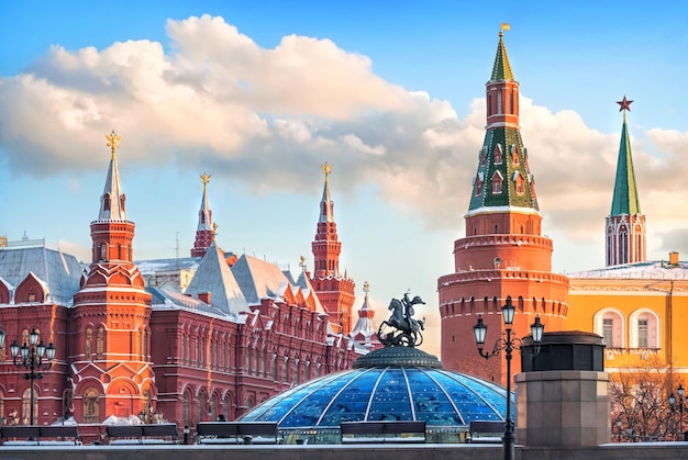 Historisch museum in de buurt van het kremlin van moskou en st. george de overwinnaar