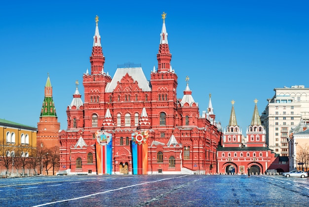 Historisch museum op het Rode plein in Moskou aan de vooravond van de dag van de overwinning
