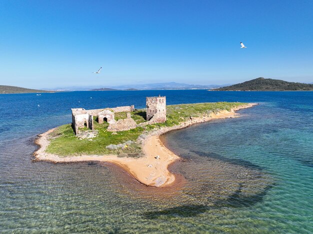 Historisch oud klooster op een eiland rond het strand van Patricia. Schieten met drone. (Turkse naam; kizlar manastiri) Cunda - Ayvalik - Turkije